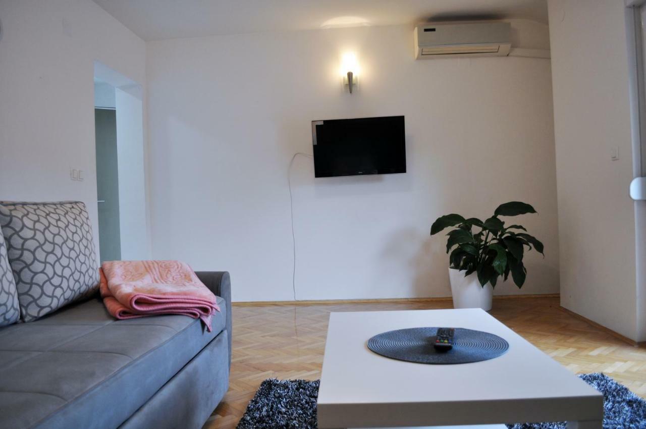 투즐라 Apartman Dina 아파트 외부 사진
