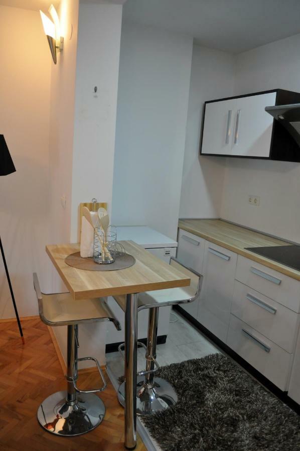 투즐라 Apartman Dina 아파트 외부 사진